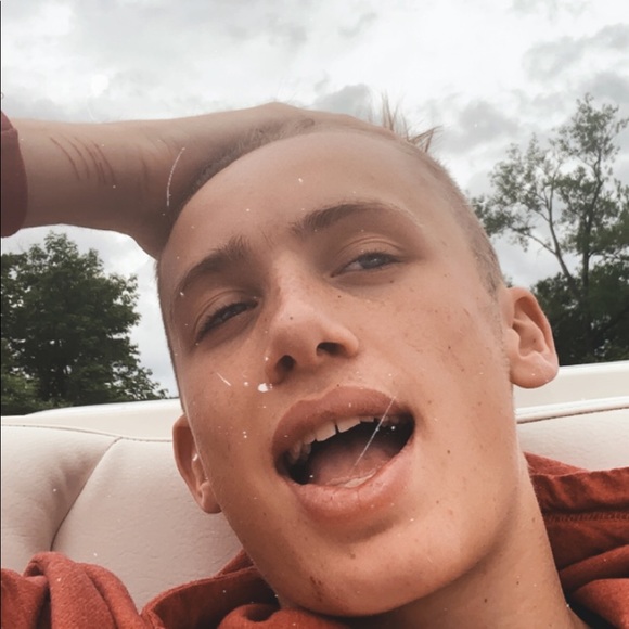 Meet your Posher, Holden - Picture 1 of 1